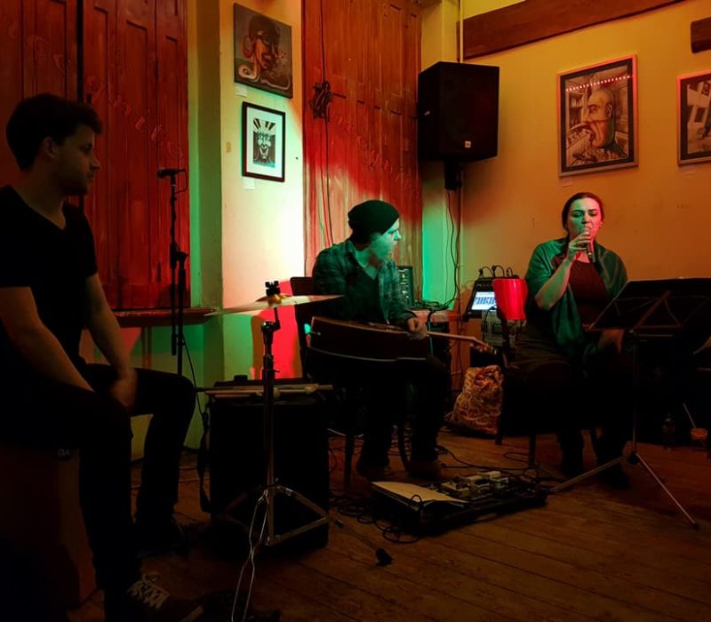 Csill-Out-koncert feminin dallamokkal