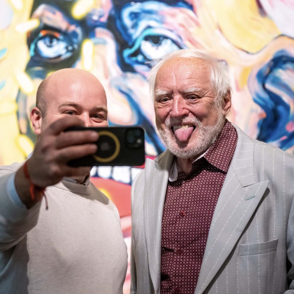 Hide the Pain Harold tárlatvezetése a Hanyas vagy? című kiállításon