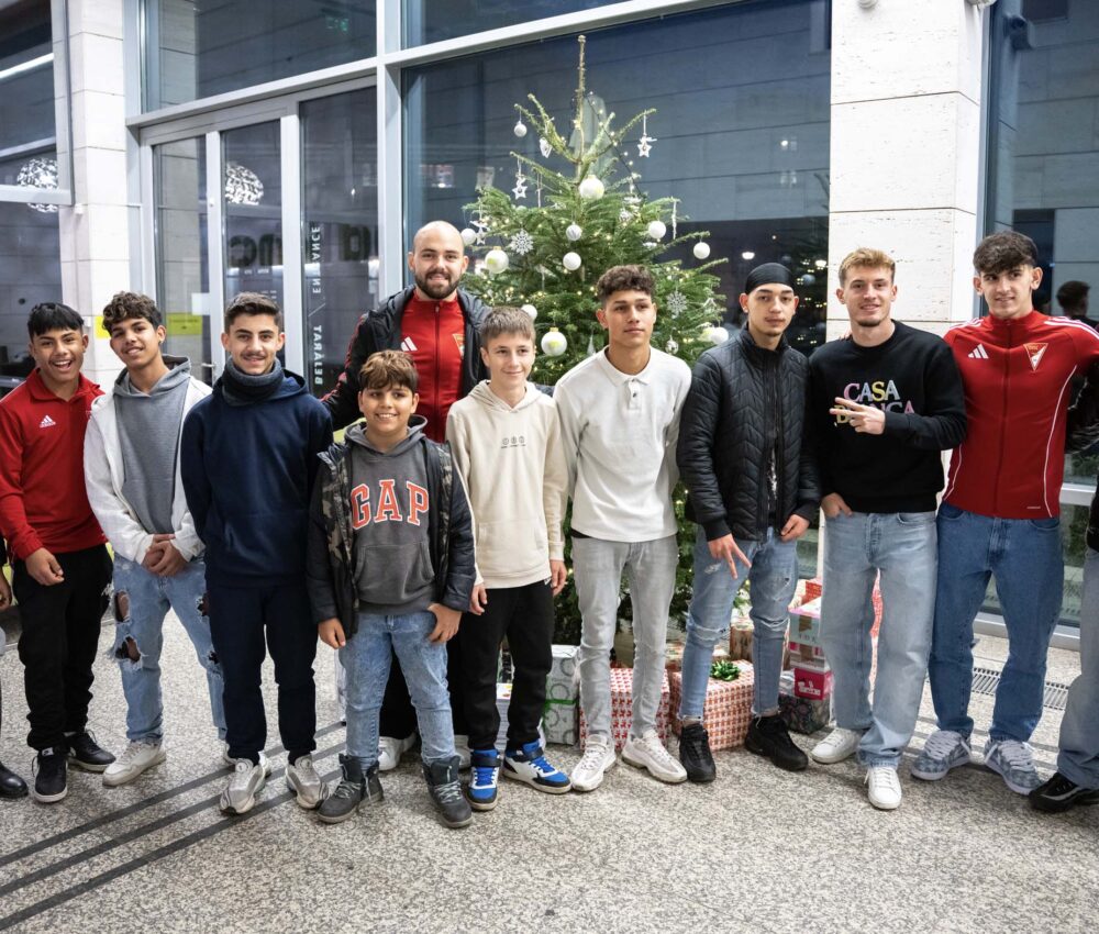 Minden passz számít! – adománygyűjtés a DVSC játékosaival a MODEM-ben