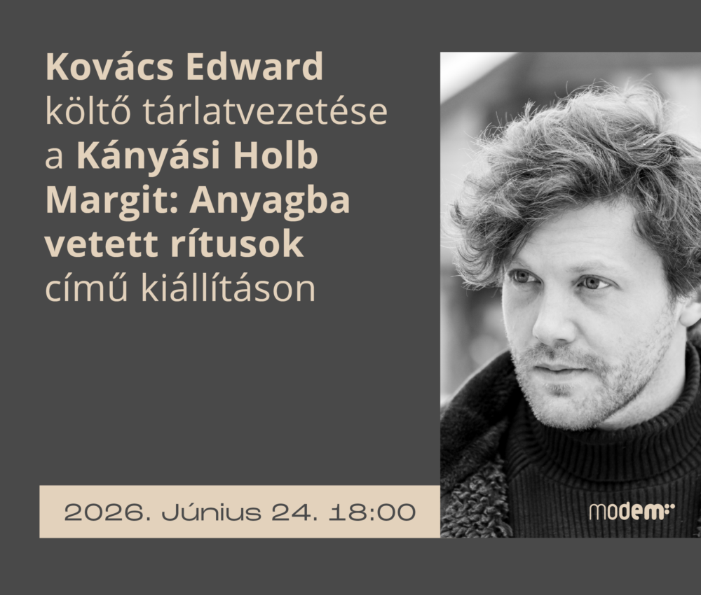 Kovács Edward költő tárlatvezetése a Kányási Holb Margit: Anyagba vetett rítusok című kiállításon