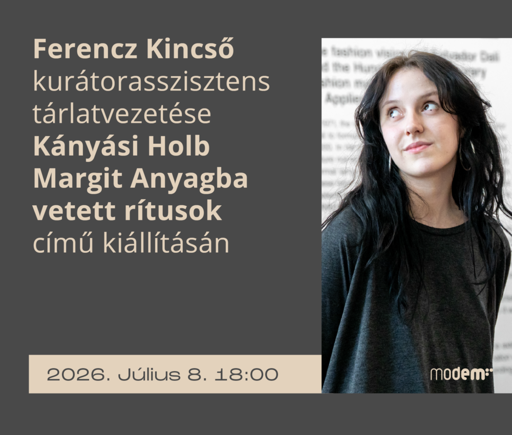 Ferencz Kincső kurátorasszisztens tárlatvezetése Kányási Holb Margit Anyagba vetett rítusok című kiállításán