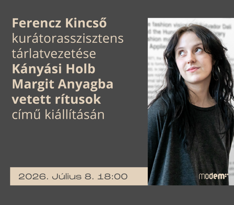 Ferencz Kincső kurátorasszisztens tárlatvezetése Kányási Holb Margit Anyagba vetett rítusok című kiállításán