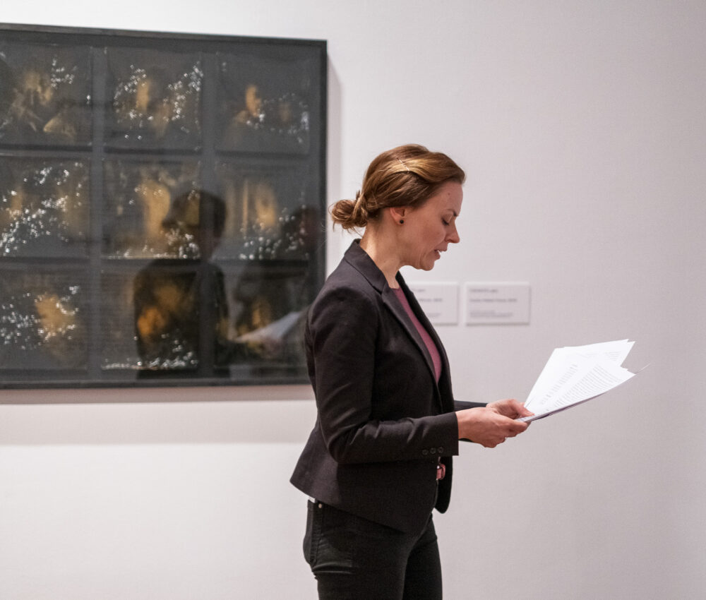 Csanádi Szilvia művészettörténész, esztéta tárlatvezetése az Idővarrás című kiállításon