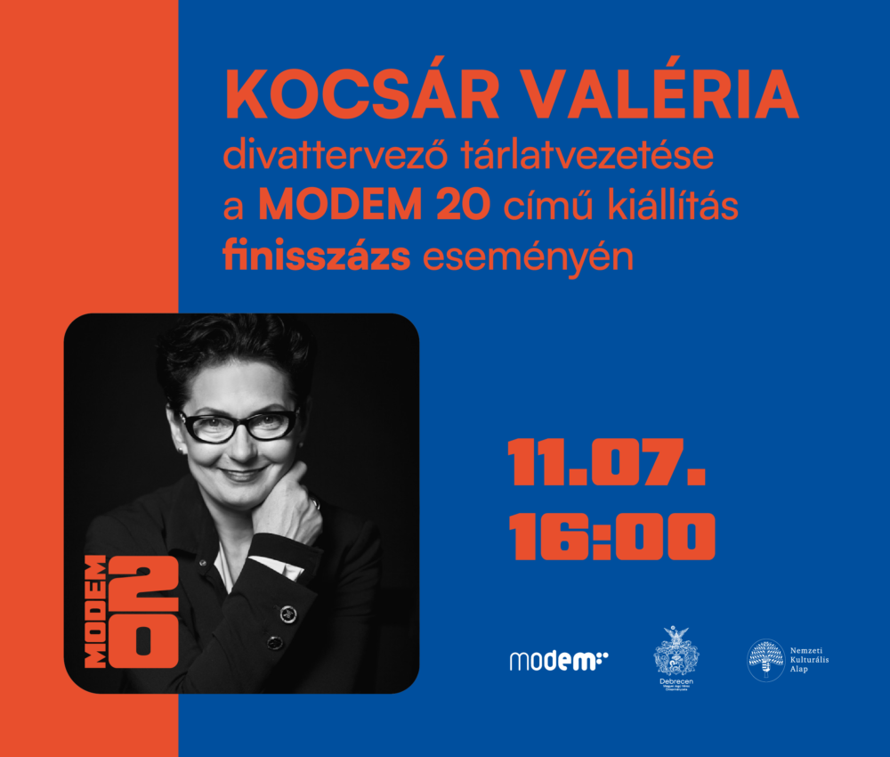 Kocsár Valéria divattervező tárlatvezetése a MODEM20 című kiállítás finisszázs eseményén